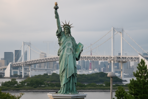 Tokiói Szabadság-szobor a Szivárvány híddal a háttérben