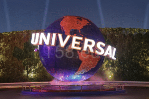 A Universal Studios ikonikus földgömbje éjjel, megvilágítva