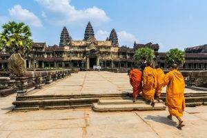 Buddhista szerzetesek Angkor Watnál, Kambodzsában – a spirituális hagyomány és építészeti örökség találkozása a vízililiomos tó partján
