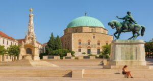 Pécs főtere nyáron – Gázi Kászim pasa dzsámija és lovasszobor