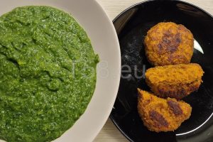 Egészséges ebéd: selymes spenótfőzelék és sütőben sült pulykafasírt sárgarépával és zabpehellyel tálalva