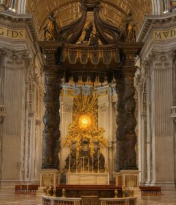 A Szent Péter-bazilika főoltára és a Bernini-féle bronz baldachin Rómában, háttérben a Cathedra Petri arany fényben