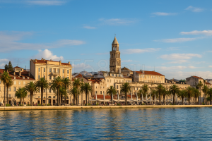 Split Riva sétánya a Szent Dujmó-székesegyház harangtornyával